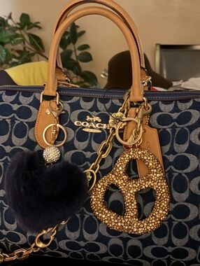 Coach Crystal Pretzel Bag Charm CCY89 🥨𝐒𝐨𝐥𝐝 𝐎𝐮𝐭 𝐀𝐜𝐫𝐨𝐬𝐬 𝐂𝐨𝐚𝐜𝐡